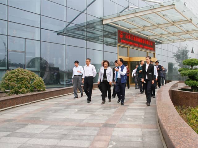 济宁市政协副主席倪丽君莅临ld官网登录机械调研指导工作