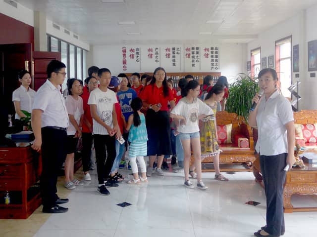 兖州区“牵手关爱 七彩暑期 感受城市 爱我家乡”活动走进ld官网登录机械
