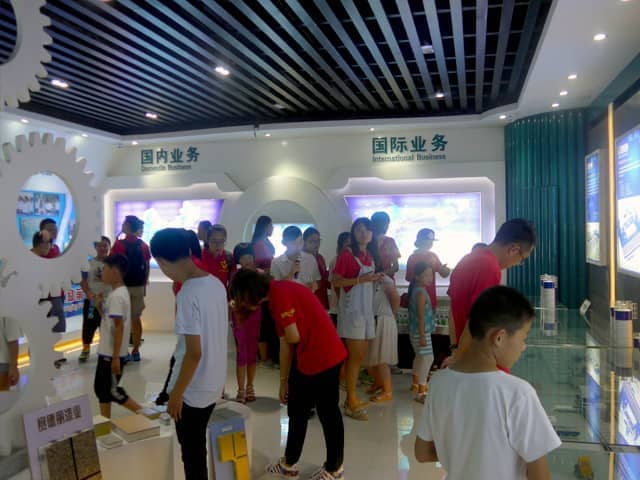 兖州区“牵手关爱 七彩暑期 感受城市 爱我家乡”活动走进ld官网登录机械