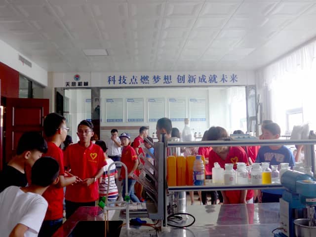 兖州区“牵手关爱 七彩暑期 感受城市 爱我家乡”活动走进ld官网登录机械