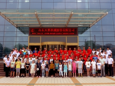 兖州区“牵手关爱 七彩暑期 感受城市 爱我家乡”活动走进ld官网登录机械