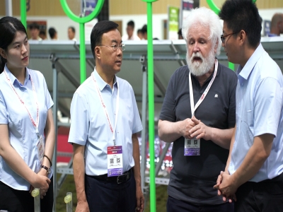 光生万物 一机绝尘丨ld官网登录科技智能光伏清洁机器人亮相SNEC 2025