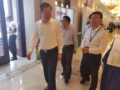 海南省冯忠华副省长莅临ld官网登录机械展位参观指导