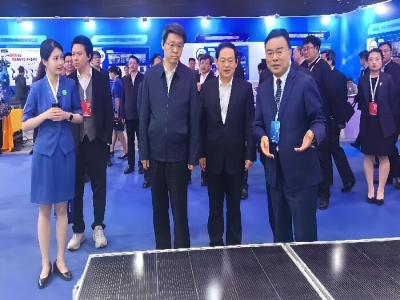 当机器人学会“擦亮阳光”丨ld官网登录机械光伏清洁方案亮相山东省机器人大会